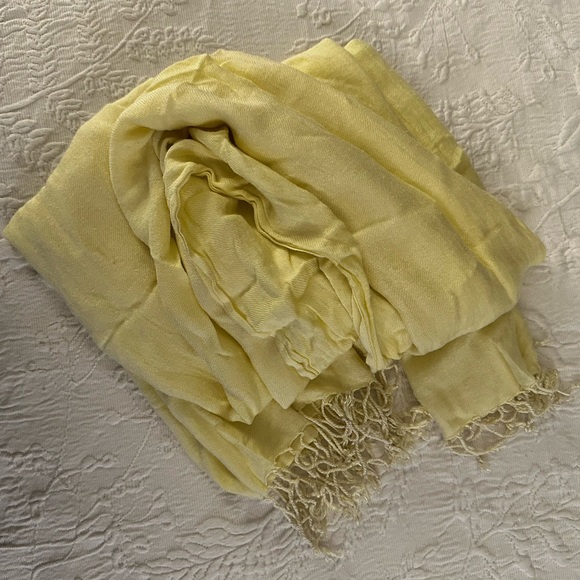Two scarves or shawls. - Picture 6 of 10